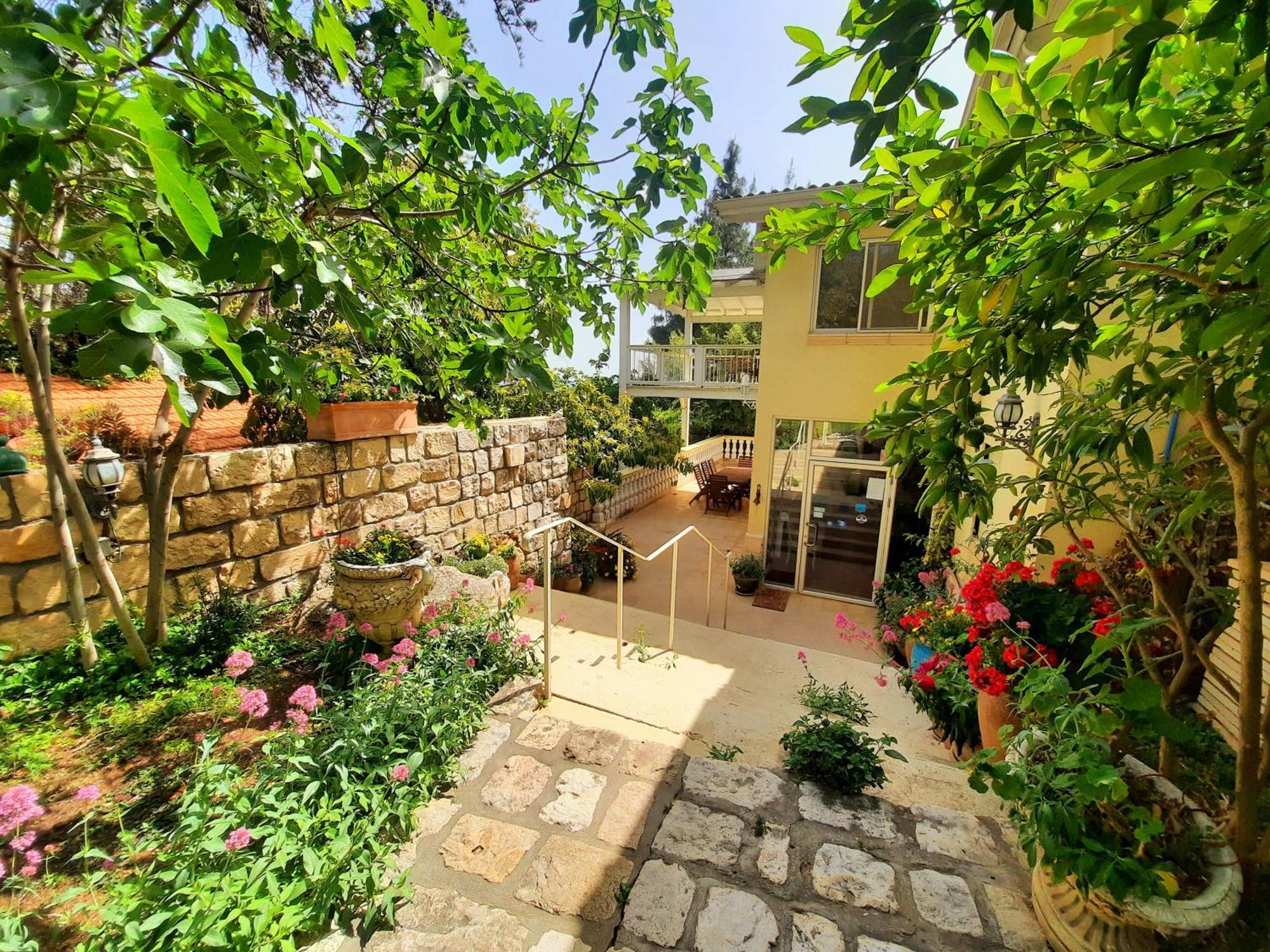 Ha'Seuda Ha'Achrona Suites 아미림 외부 사진